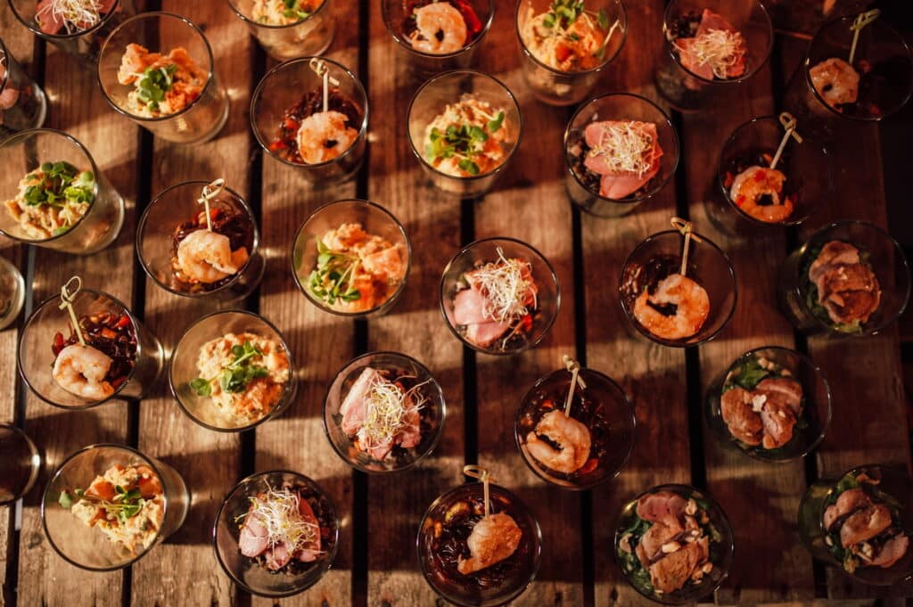 Aufnahme von oben: verschiedenes Fingerfood im Glas