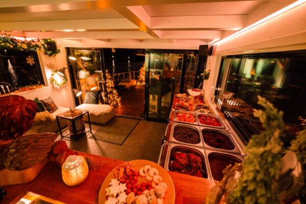 Winter Lounge Floß innen mit Buffet
