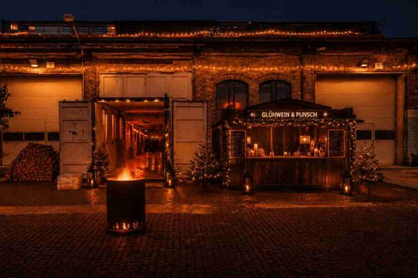 Festlicher Eingang zum Winterquartier mit Glühweinstand und Feuertonne für eine Weihnachtsfeier.