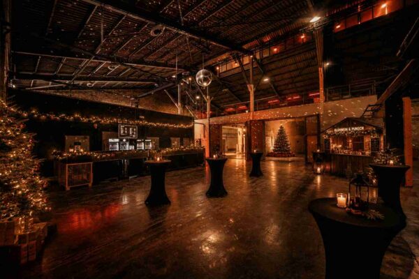 Die Bar im Eventspace des Winterquartiers mit dekorierten Stehtischen.