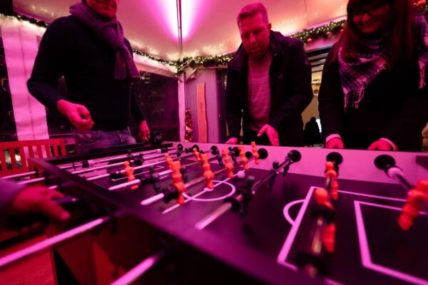 Eine Gruppe spielt Tischkicker.